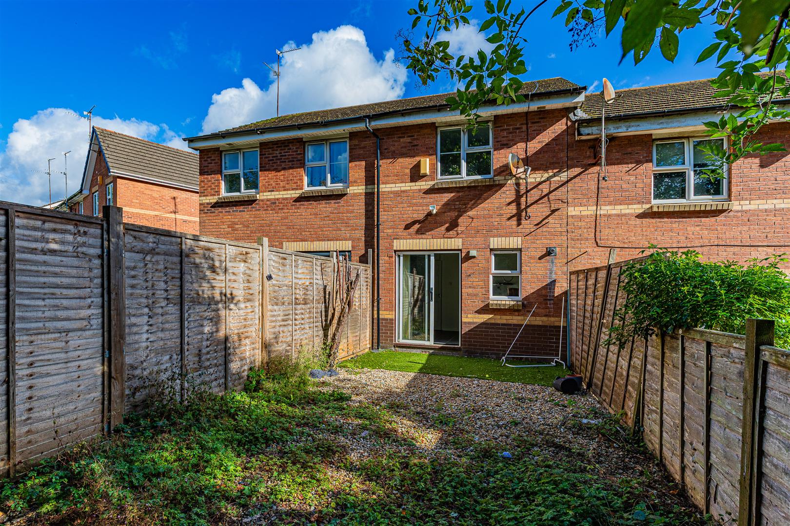 Lowfield Drive, Thornhill — photograph 3